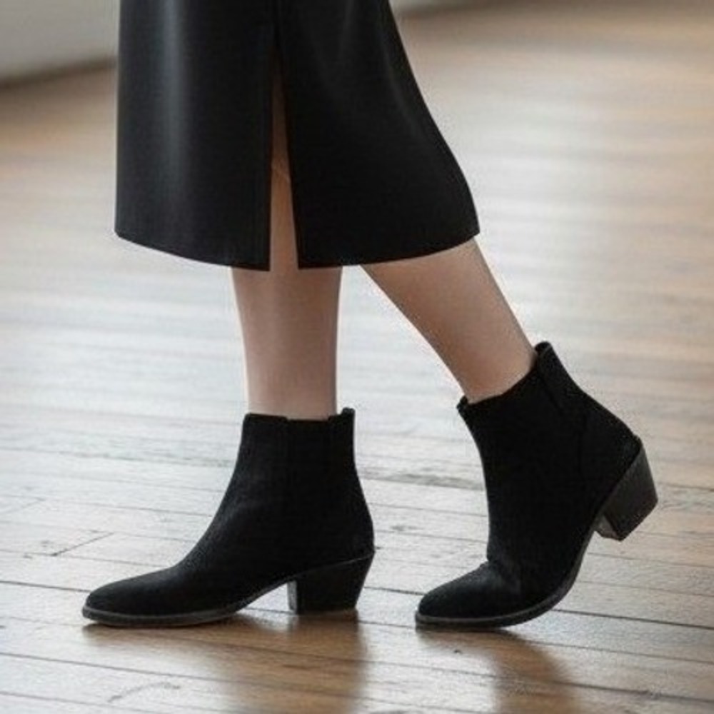 Aquatalia Black Perforated Suede Ankle Boots Made in Italy Stacked Heel 6.5